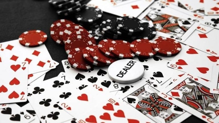 Pengguna menikmati layanan sports betting dan live casino dengan fitur aman dan mudah